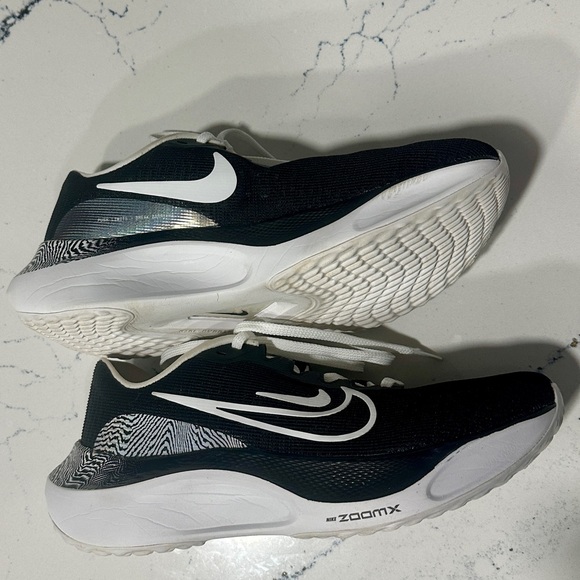 Nike Women’s Zoom Fly 5 Premium Carbon Plate Running Shoes - Picture 4 of 8